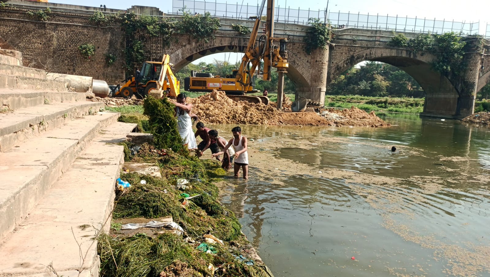 प्रदूषण से कराह रहे पुलघाट को बुंदेली सेना नें किया साफ ....लोगों से कपड़े, मूर्तियां और पालीथिन में भरी पूजन सामग्री नदी में न फेंकने की अपील