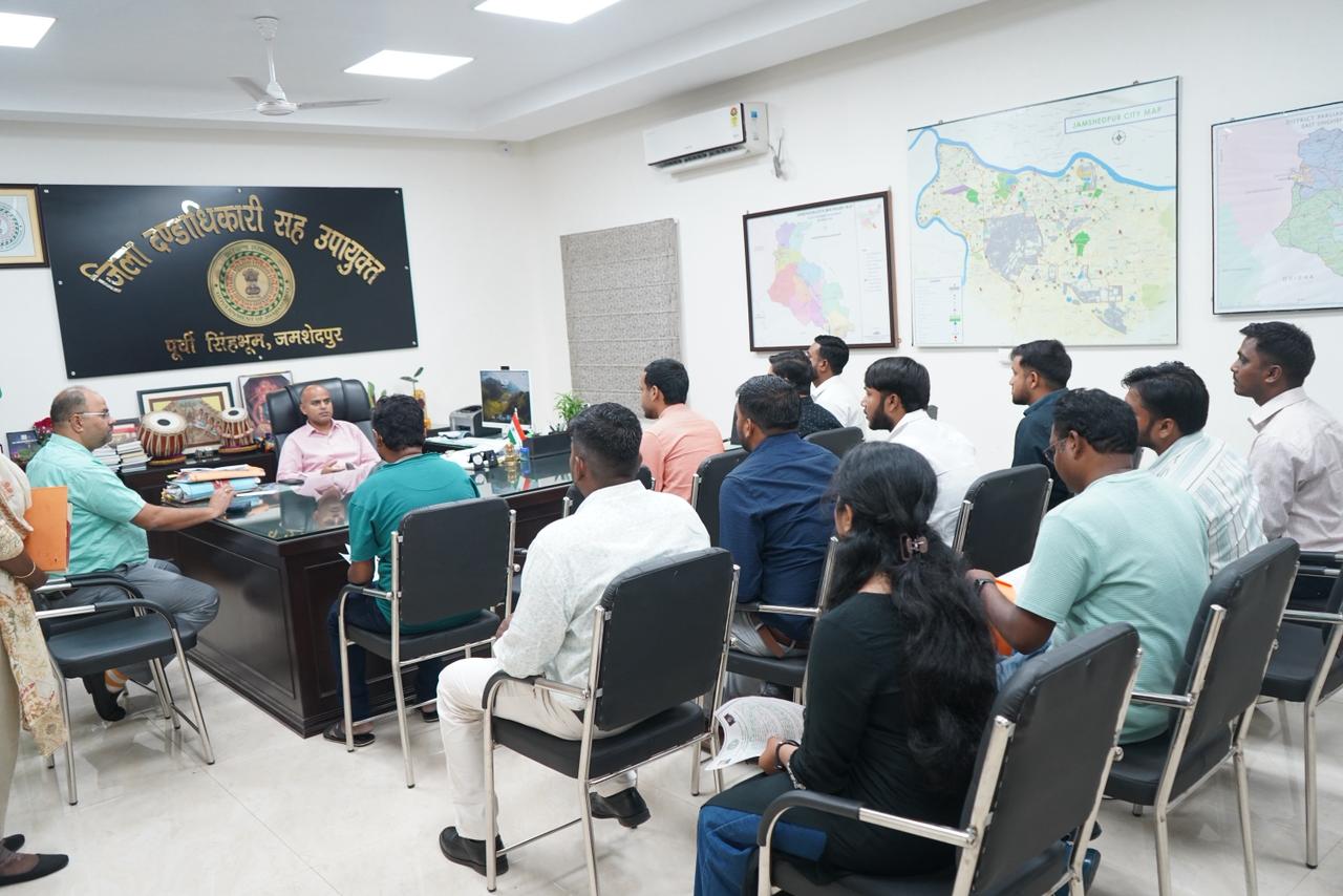 मनरेगा में नई बहाली: 13 कनीय अभियंताओं को मिला नियुक्ति पत्र, उपायुक्त ने दिए निर्देश