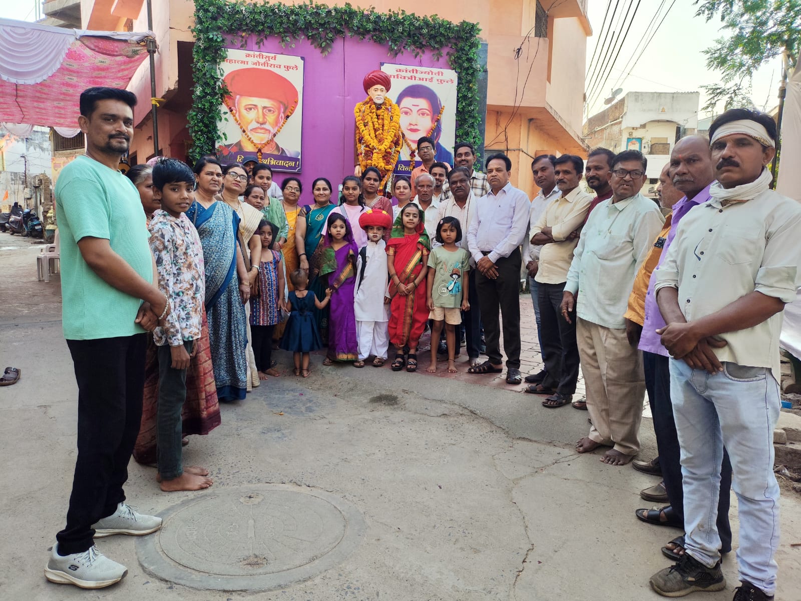 ओबीसी क्रांती मोर्चाच्या वतीने महात्मा फुले यांच्या पुतळ्याला अभिवादन