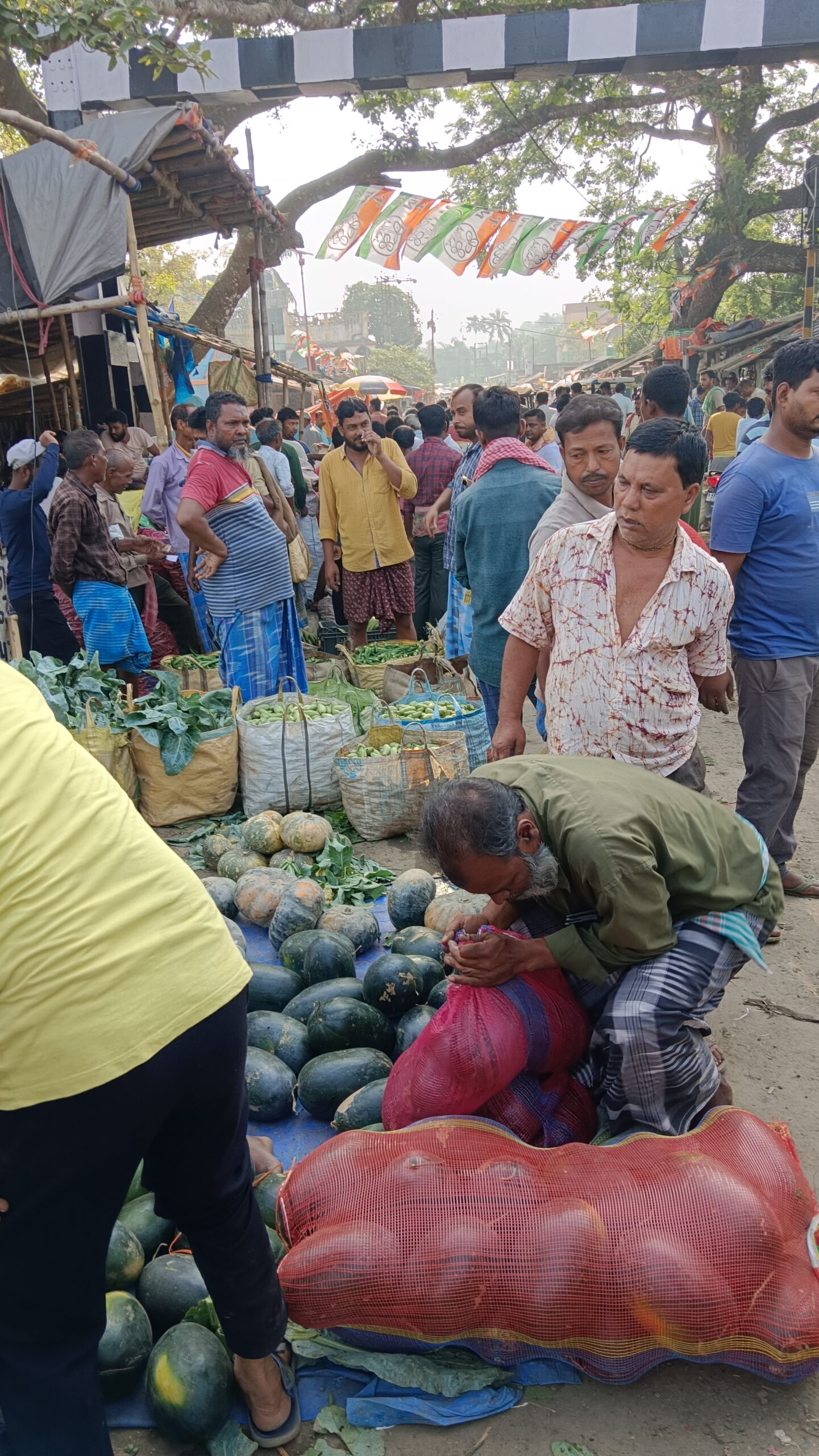 লালবাগ কোর্ট স্টেশন সংলগ্ন রাজ্য সড়কে সবজির আড়তের দখল, যানজটে সমস্যায় সাধারণ মানুষ