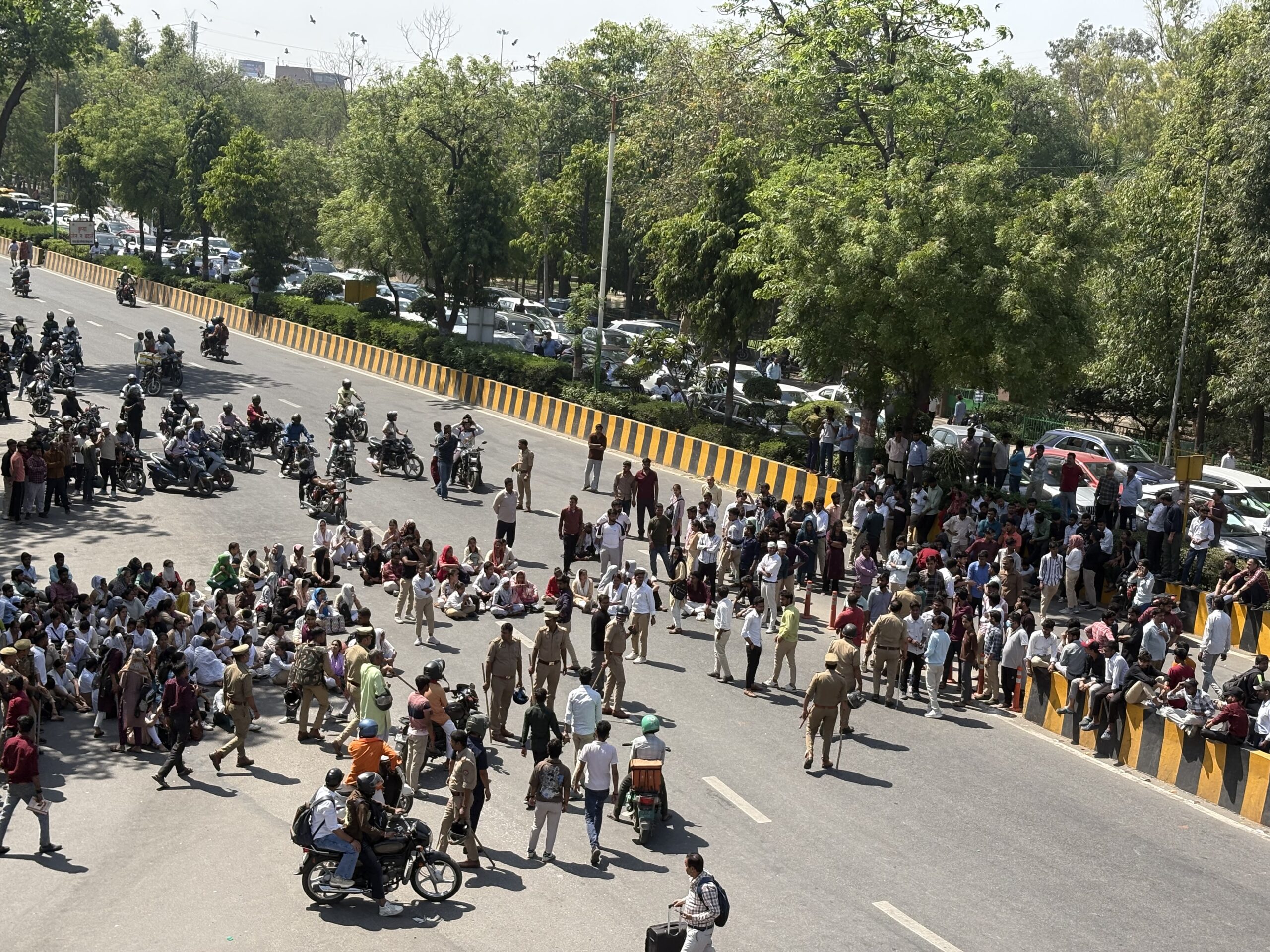 नोएडा में हड़ताल: कर्मचारियों की आवाज़ और प्रशासन की चुनौती