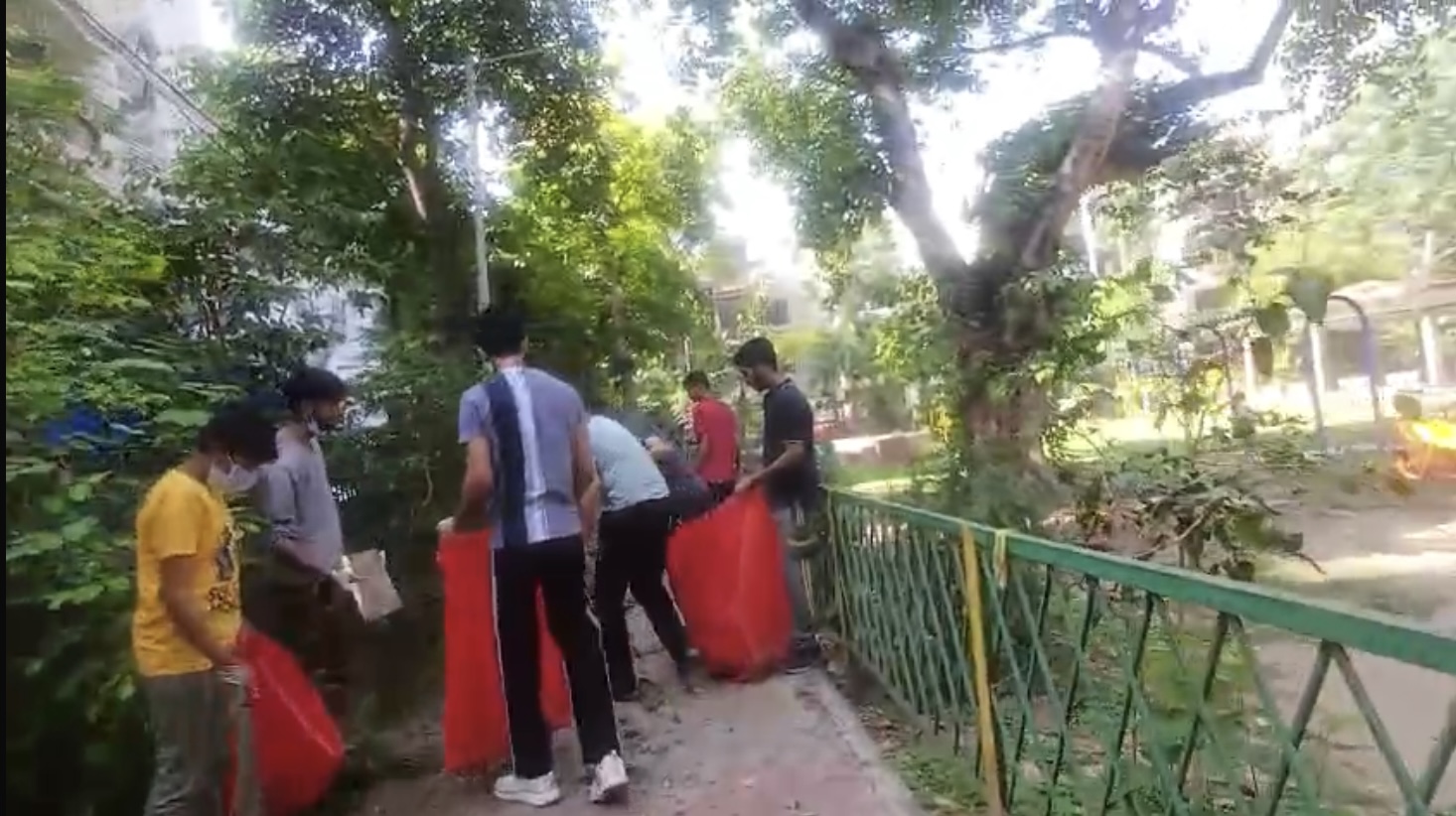 सुभाष नगर में नन्हे हाथों ने संवारा पर्यावरण: स्वामी विवेकानंद वेलफेयर आरडब्ल्यूए द्वारा सफाई और वृक्षारोपण अभियान का आयोजन