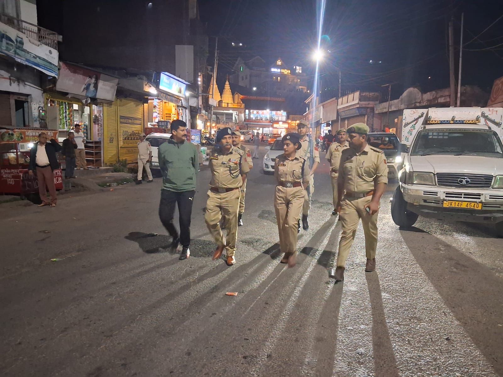 DIG Udhampur-Reasi Range Reviews Security Arrangements at Kud, Interacts with Tourists and Trader
