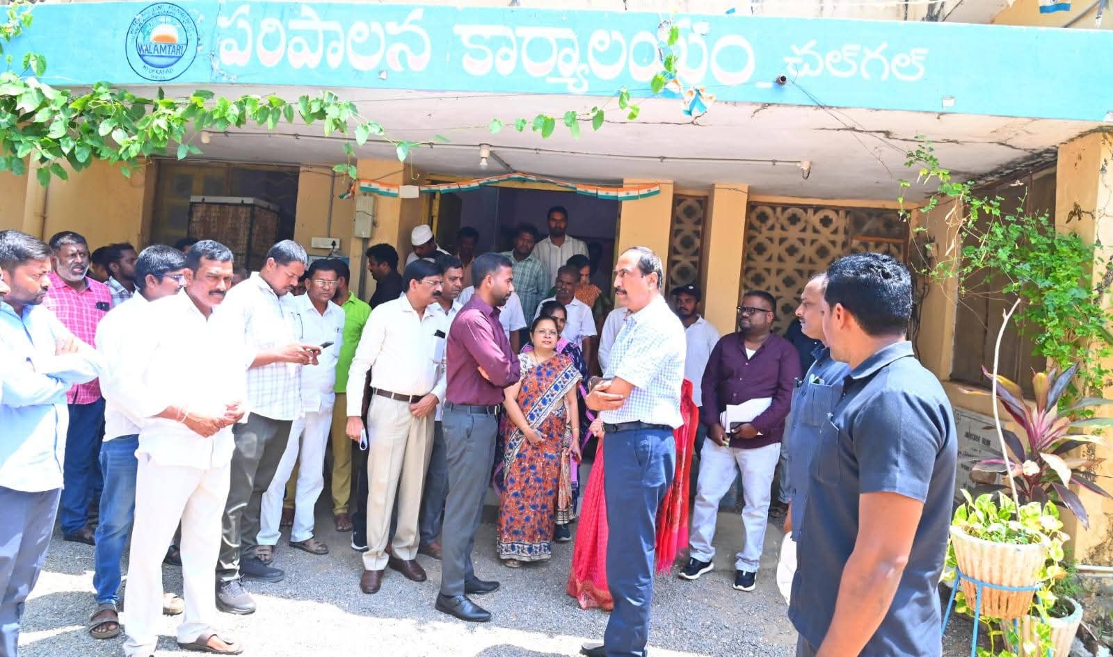 చలిగల్‌లో యంగ్ ఇండియా ఇంటిగ్రేటెడ్ స్కూల్, కేంద్రీయ విద్యాలయానికి స్థల పరిశీలన విద్యా సంస్థల ఏర్పాటుకు ప్రతిపాదిత స్థలాన్ని పరిశీలించిన ఎమ్మెల్యే, అధికారులు