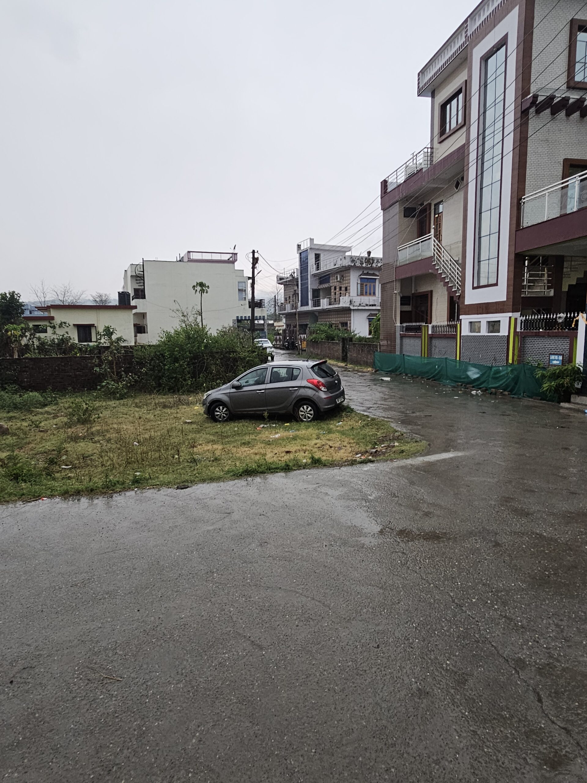 आज देहरादून के बालावाला क्षेत्र में तेज हवाओं के साथ हुई बारिश और ओलावृष्टि ने मौसम को अचानक खुशनुमा बना दिया।