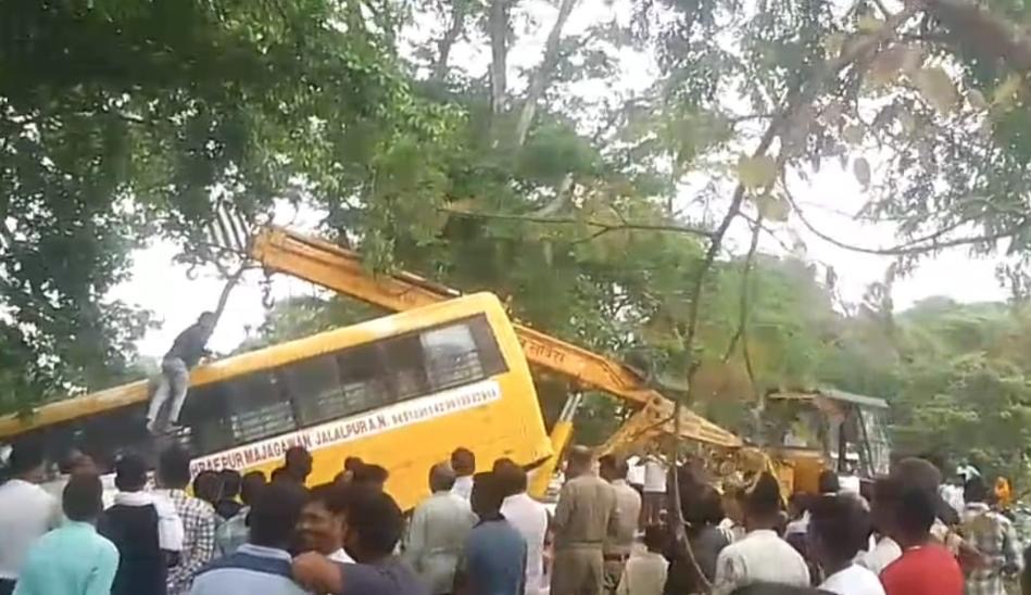 *अम्बेडकर नगर में बाल-बाल बचा हादसा! स्कूली बच्चों से भरी बस पेड़ से टकराई, मौत के मुंह से लौटे नन्हे विद्यार्थी*