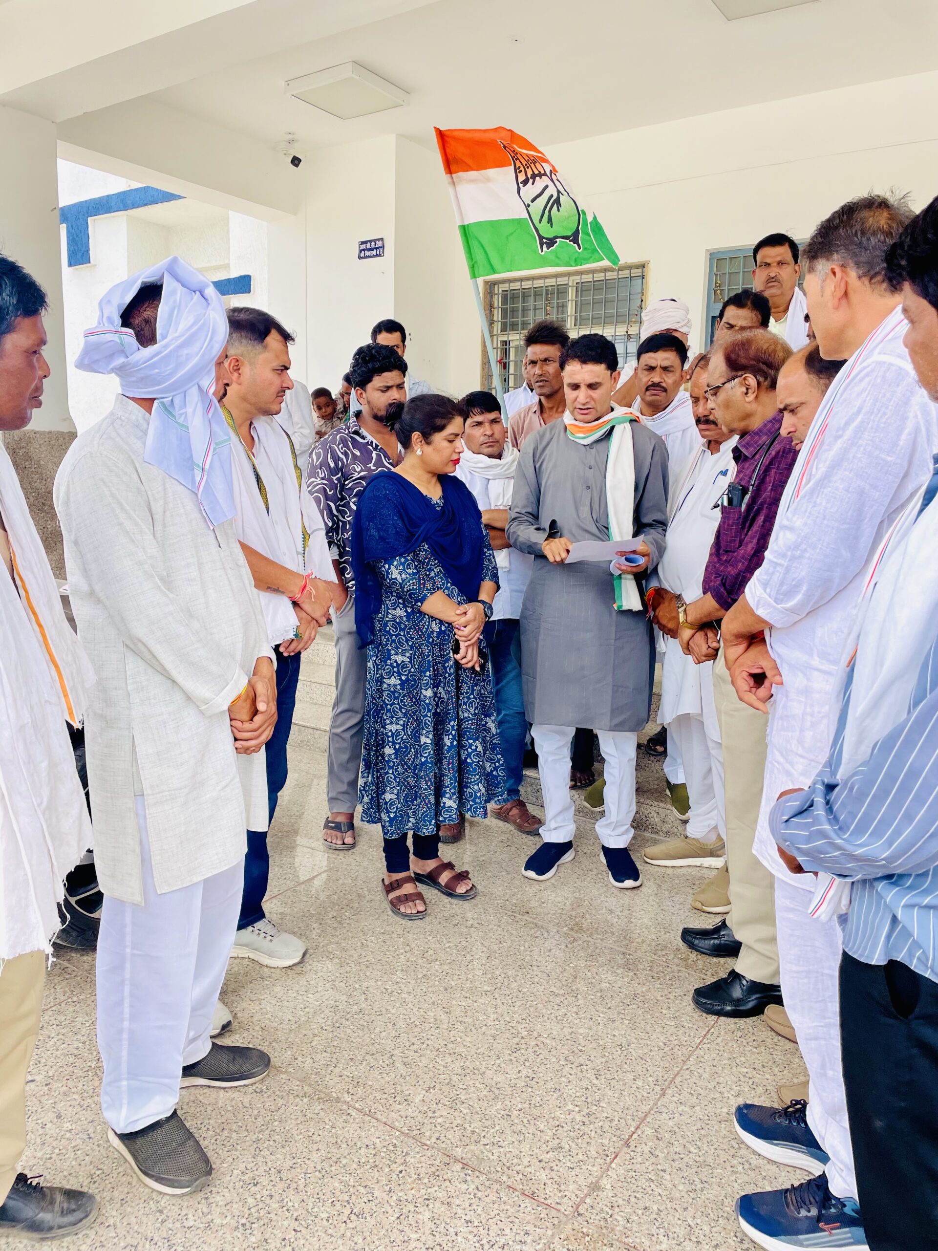 सामुदायिक स्वास्थ्य केंद्र कुरावर में सुविधाओं की कमी को लेकर कांग्रेस कार्यकर्ताओं का प्रदर्शन