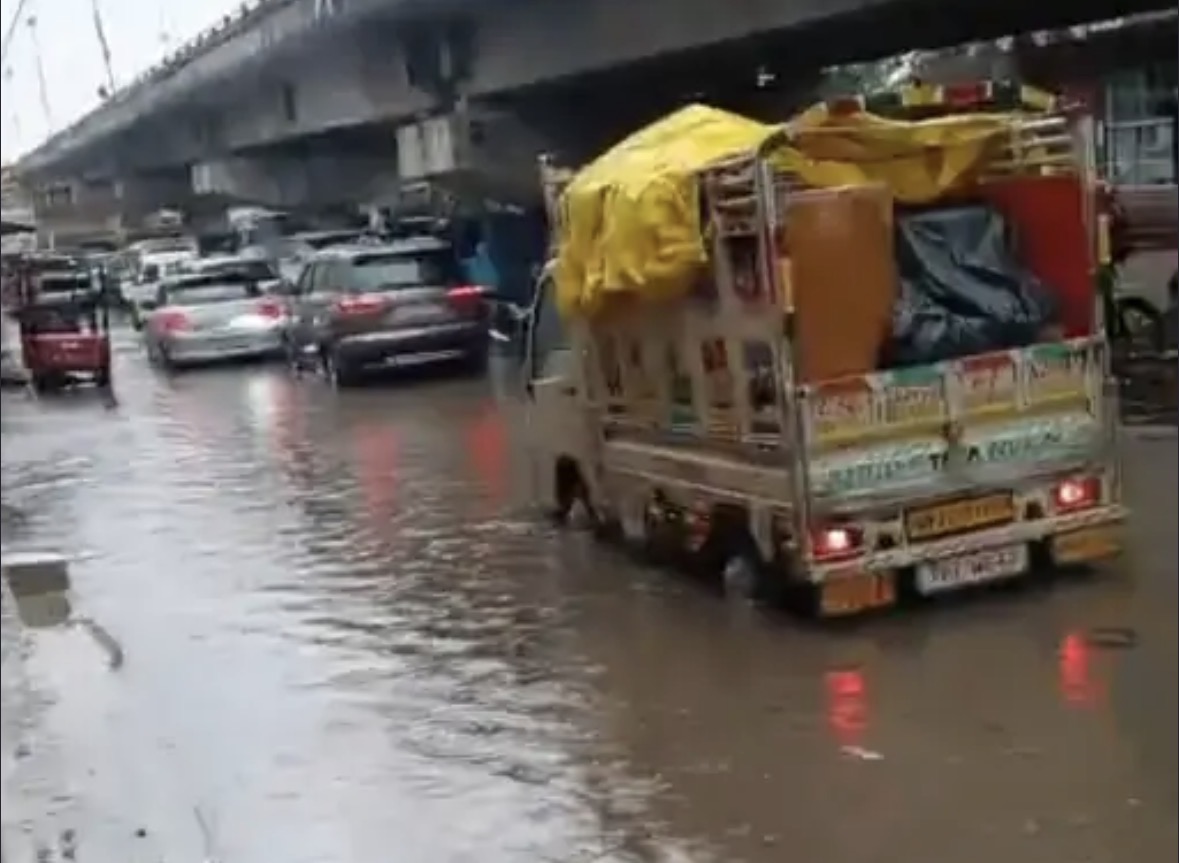 अंबेडकर नगर में बारिश से जलभराव ,सड़कें बनी तालाब: नगर पालिका के दावों की खुली पोल,कई स्थानों में घुटनों तक भरा पानी