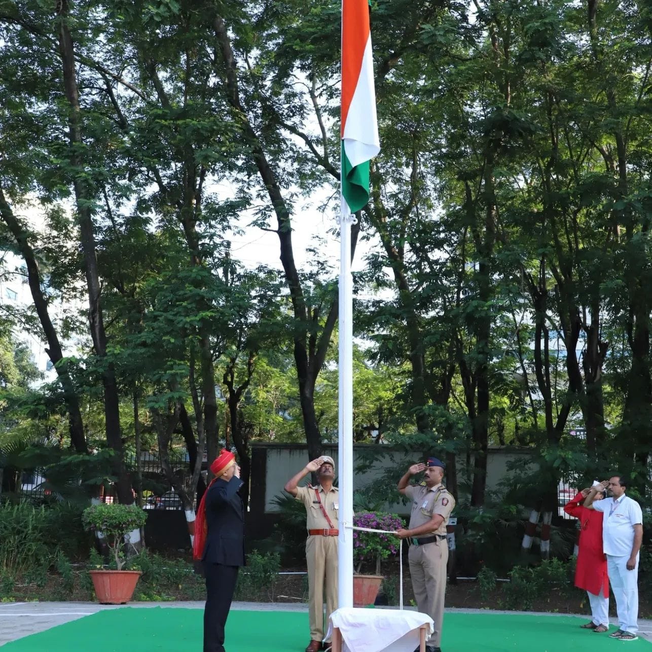 कोल्हापुरात महाराष्ट्र दिनानिमित्त जिल्हाधिकारी डॉ. विजय राठोड यांच्या हस्ते ध्वजारोहण